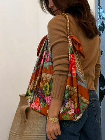 Le Noué — Vintage Gucci Silk Carré, Wreath & Wicker
