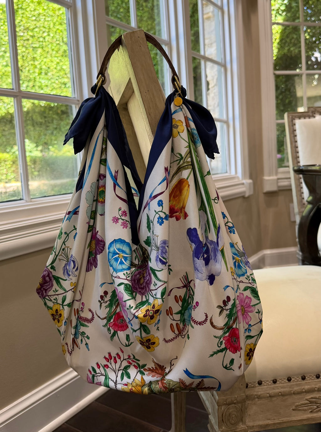 Le Noué — Vintage Gucci Silk Carré, Flora