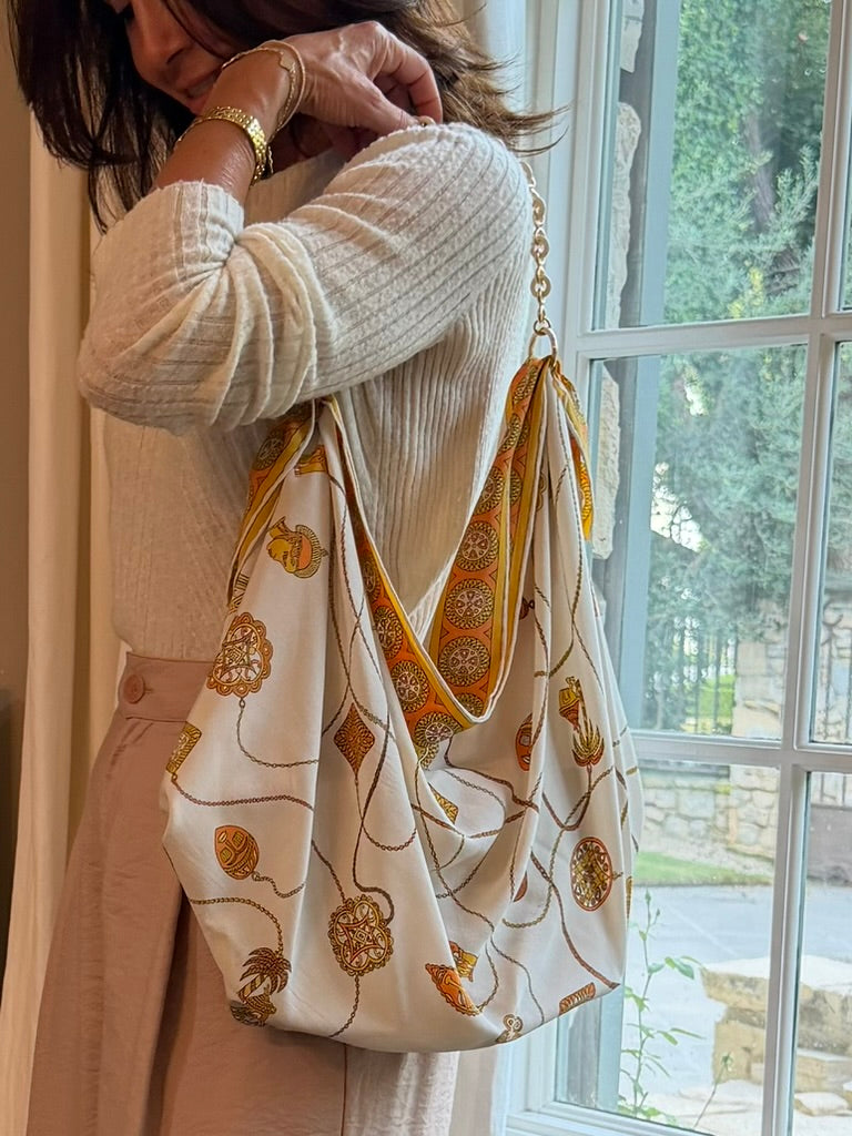 Le Noué — Vintage Pucci Silk Carré, Novelty Motif