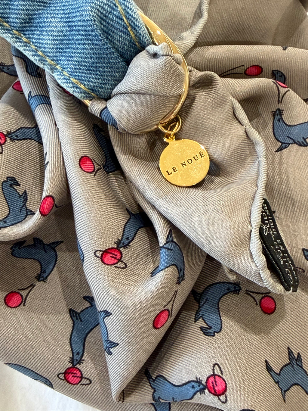 Le Noué — Vintage Hermès Silk Petite, Seals